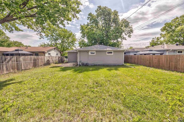 1917 SW Crest DR, Topeka, KS 66604