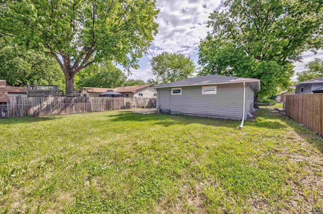 1917 SW Crest DR, Topeka, KS 66604
