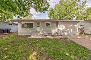 1917 SW Crest DR, Topeka, KS 66604