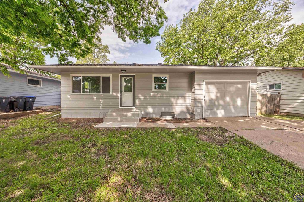1917 SW Crest DR, Topeka, KS 66604