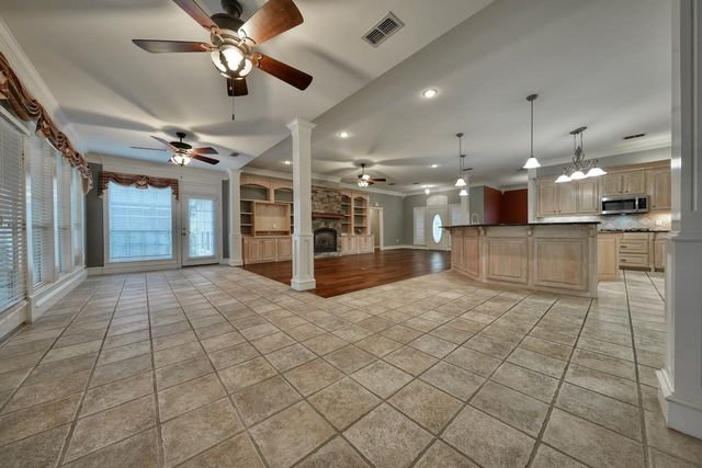 215 Clubview Dr, Hideaway, TX 75771