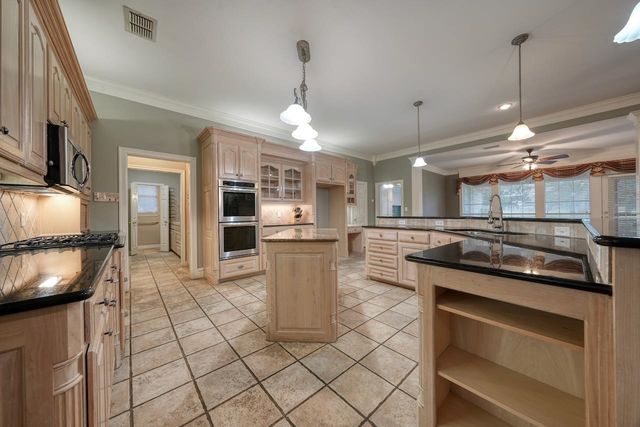 215 Clubview Dr, Hideaway, TX 75771