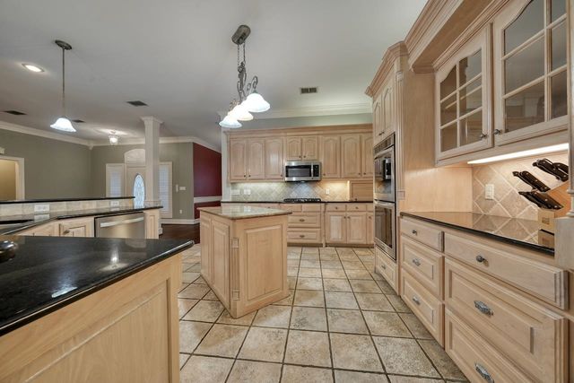 215 Clubview Dr, Hideaway, TX 75771