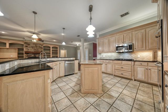 215 Clubview Dr, Hideaway, TX 75771