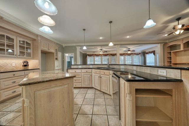 215 Clubview Dr, Hideaway, TX 75771