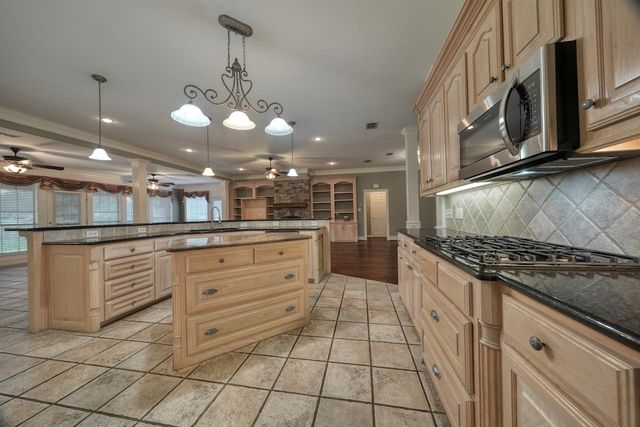 215 Clubview Dr, Hideaway, TX 75771