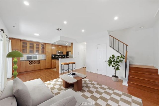 1554 N Hobart 2, Los Angeles, CA 90027