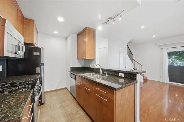 1554 N Hobart 2, Los Angeles, CA 90027