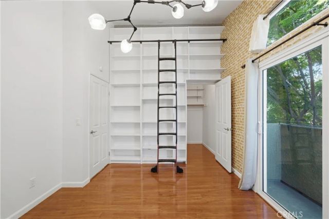 1554 N Hobart 2, Los Angeles, CA 90027