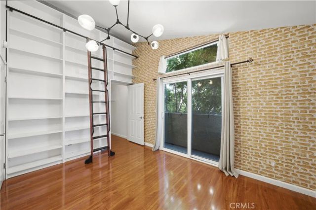 1554 N Hobart 2, Los Angeles, CA 90027