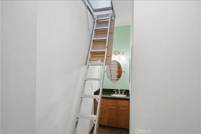 1554 N Hobart 2, Los Angeles, CA 90027