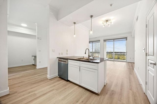 3333 Allen Parkway 1907, Houston, TX 77019