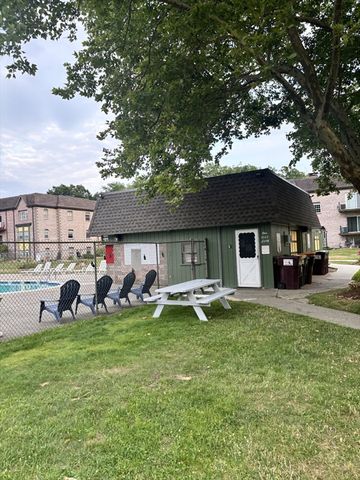108 Oak Ln 4, Brockton, MA 02301
