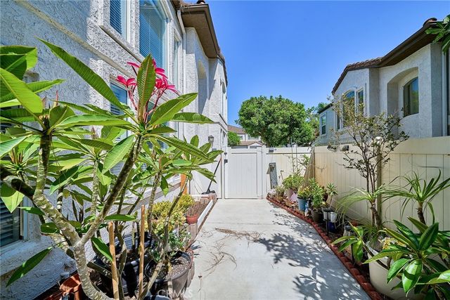 1048 Explanada Street 101, Corona, CA 92879