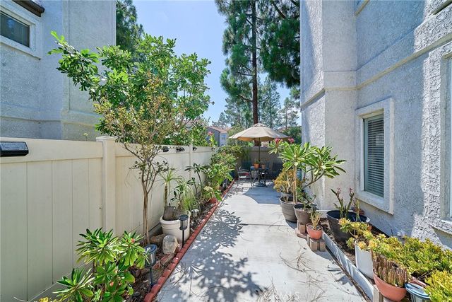 1048 Explanada Street 101, Corona, CA 92879