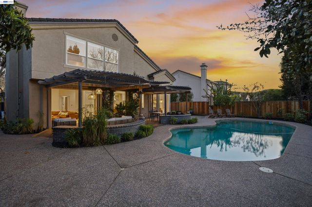 216 Elder Ct, San Ramon, CA 94582