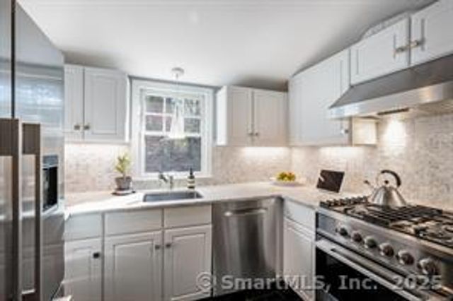 14 Cross Highway D, Westport, CT 06880