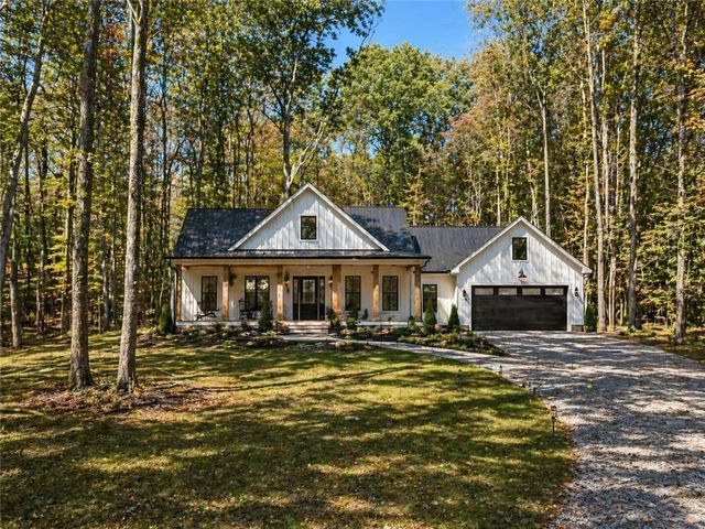 121 Helga Dr, Clay Twp, PA 16061