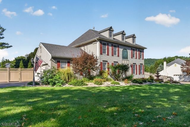 2 Saint Andrews Dr, Washington Twp., NJ 07882