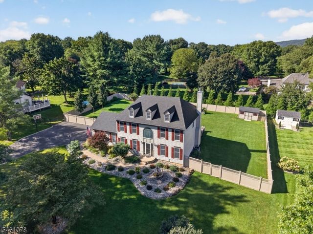 2 Saint Andrews Dr, Washington Twp., NJ 07882