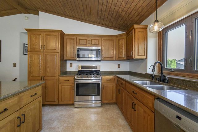 2901 W Hilltop LANE, Franklin, WI 53132