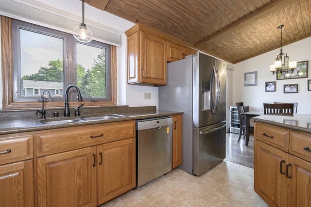 2901 W Hilltop LANE, Franklin, WI 53132