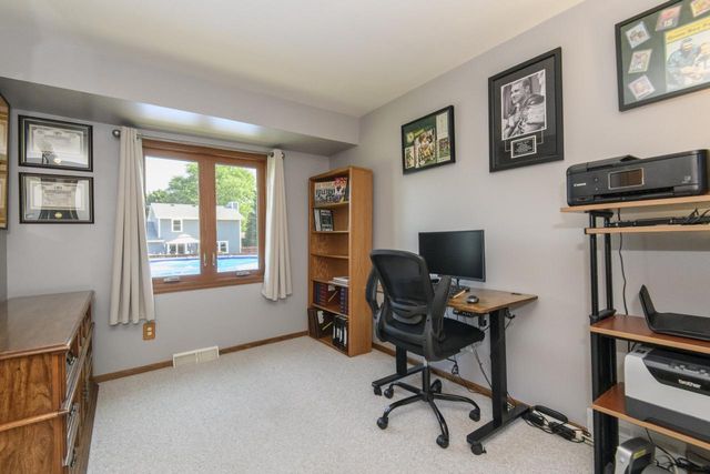 2901 W Hilltop LANE, Franklin, WI 53132