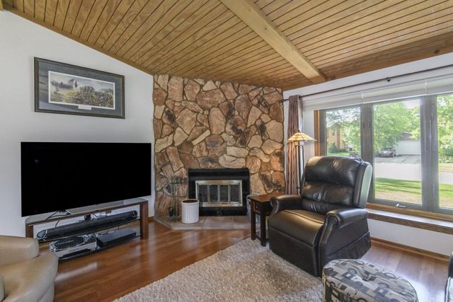 2901 W Hilltop LANE, Franklin, WI 53132