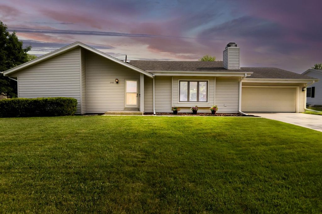 2901 W Hilltop LANE, Franklin, WI 53132
