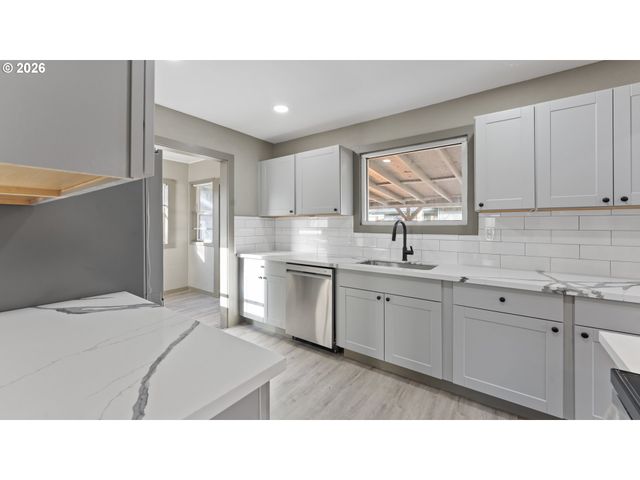 7305 N FENWICK Ave, Portland, OR 97217