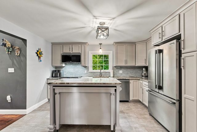 8 Mellen St, Hopedale, MA 01747