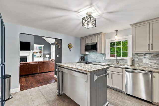 8 Mellen St, Hopedale, MA 01747