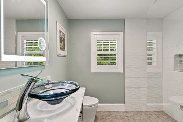 8 Mellen St, Hopedale, MA 01747