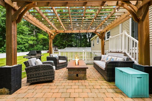 8 Mellen St, Hopedale, MA 01747