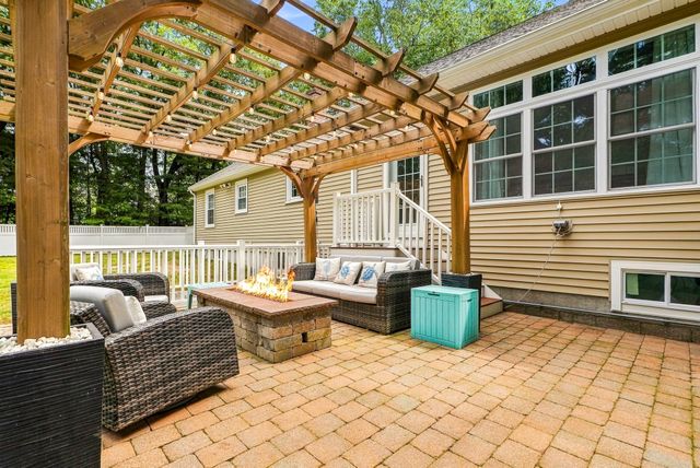 8 Mellen St, Hopedale, MA 01747