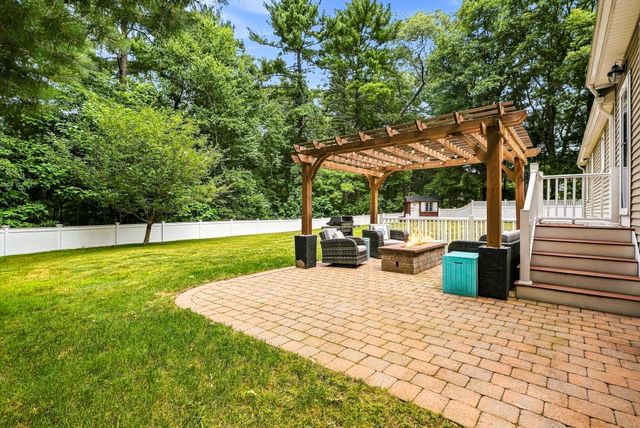 8 Mellen St, Hopedale, MA 01747
