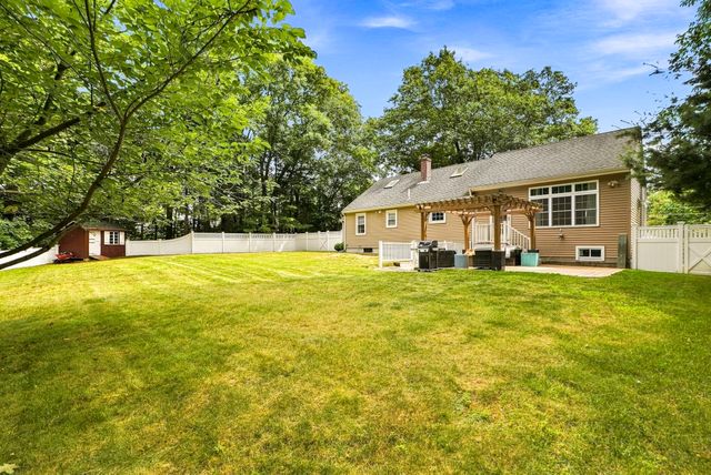 8 Mellen St, Hopedale, MA 01747