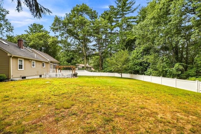 8 Mellen St, Hopedale, MA 01747