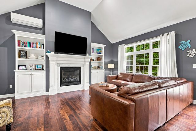 8 Mellen St, Hopedale, MA 01747