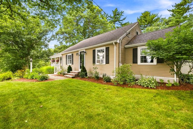 8 Mellen St, Hopedale, MA 01747