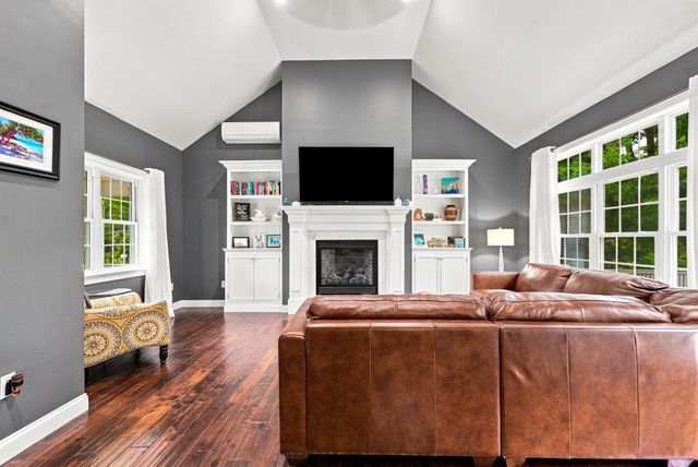 8 Mellen St, Hopedale, MA 01747