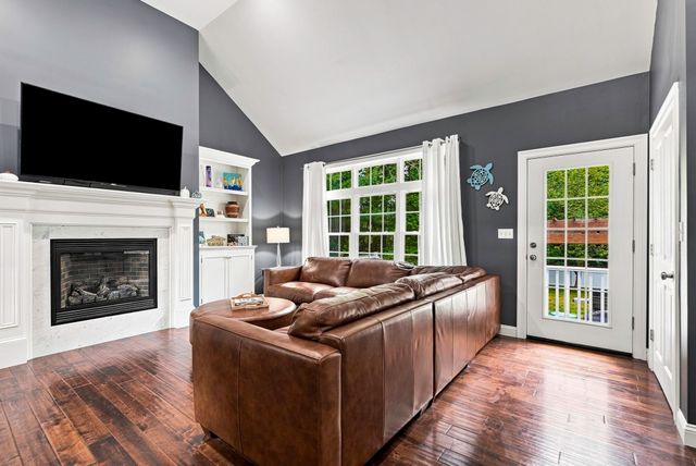 8 Mellen St, Hopedale, MA 01747