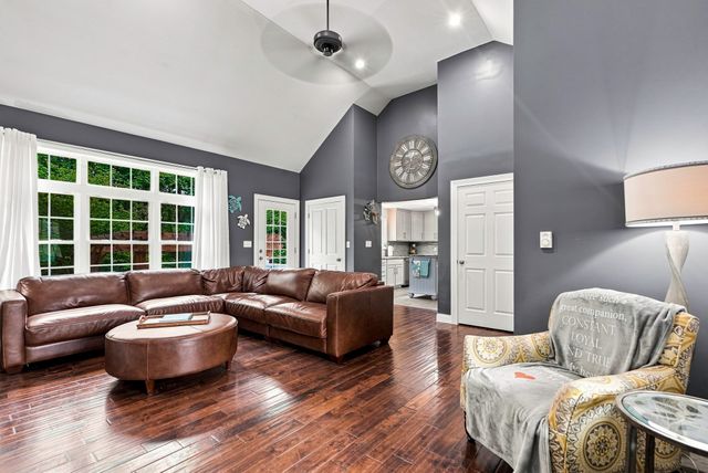 8 Mellen St, Hopedale, MA 01747