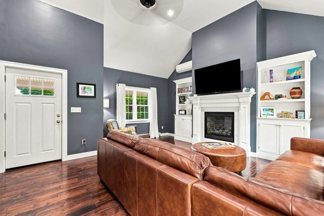 8 Mellen St, Hopedale, MA 01747