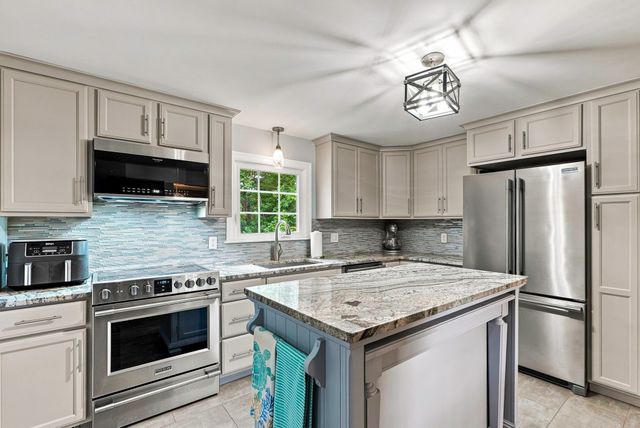 8 Mellen St, Hopedale, MA 01747