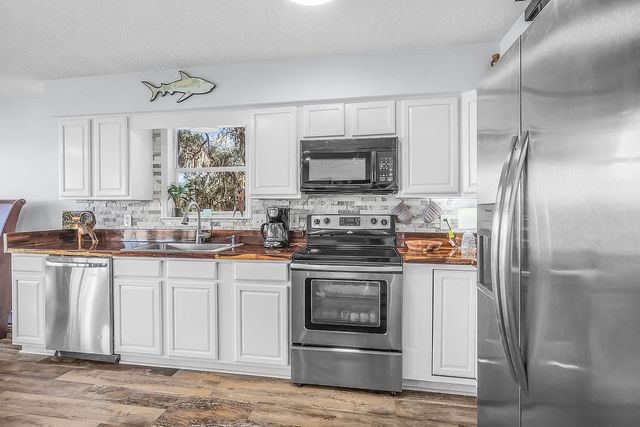 1090 Goldfinch Loop NE, Townsend, GA 31331