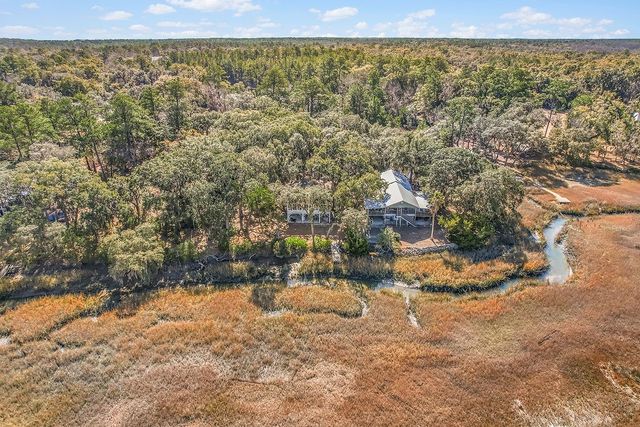 1090 Goldfinch Loop NE, Townsend, GA 31331