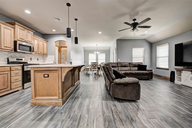 4216 Royal Garden Drive, Yukon, OK 73099