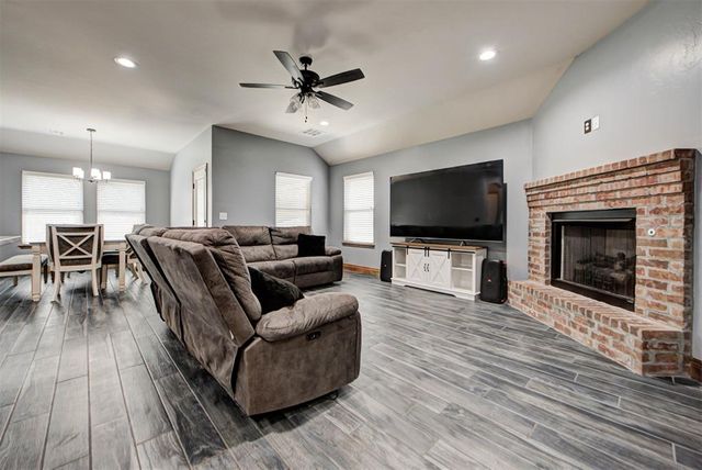 4216 Royal Garden Drive, Yukon, OK 73099