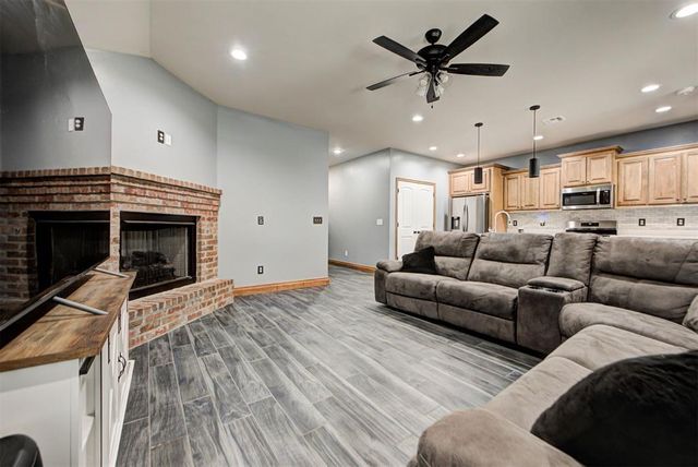 4216 Royal Garden Drive, Yukon, OK 73099